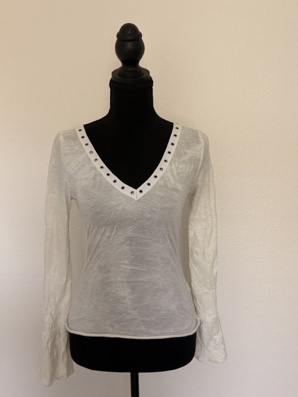 ✨ Candies White Crinkled Long Sleeve Top with Grommet V-Neck Detail - Size Small